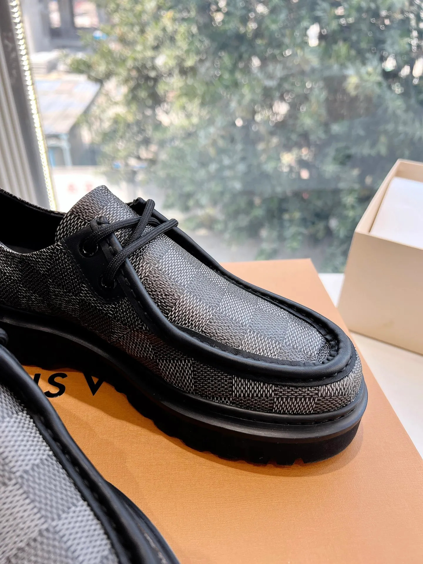 👟👟Ex-factory price 720👟👟 What you see is what you get G199 top version Louis Vuitto Louis Vuitton LV donkey brand L Carrefour shoes Archlight classic Skate sports and leisure thick-soled shoes Your LV outfit is shared today Louis Vuitton Presbyopic thick-soled loafers Original purchase and development Production Original purchase and development Production This LV Archlight sneaker is from Cut from cow leather in a playful shape. Double laces embellished with Louis Vuitton logo beading. The wide tongue and wavy outsole establish recognition, both are decorated with the LV Circle logo ▪️Fabric: Original imported original material ▪️Inner lining: Original customized lining ▪️Sole: Original molded genuine ▪️Size: Women's 35-45 (please note male and female when ordering at 39.40, 45 is not refundable or exchangeable for customization)